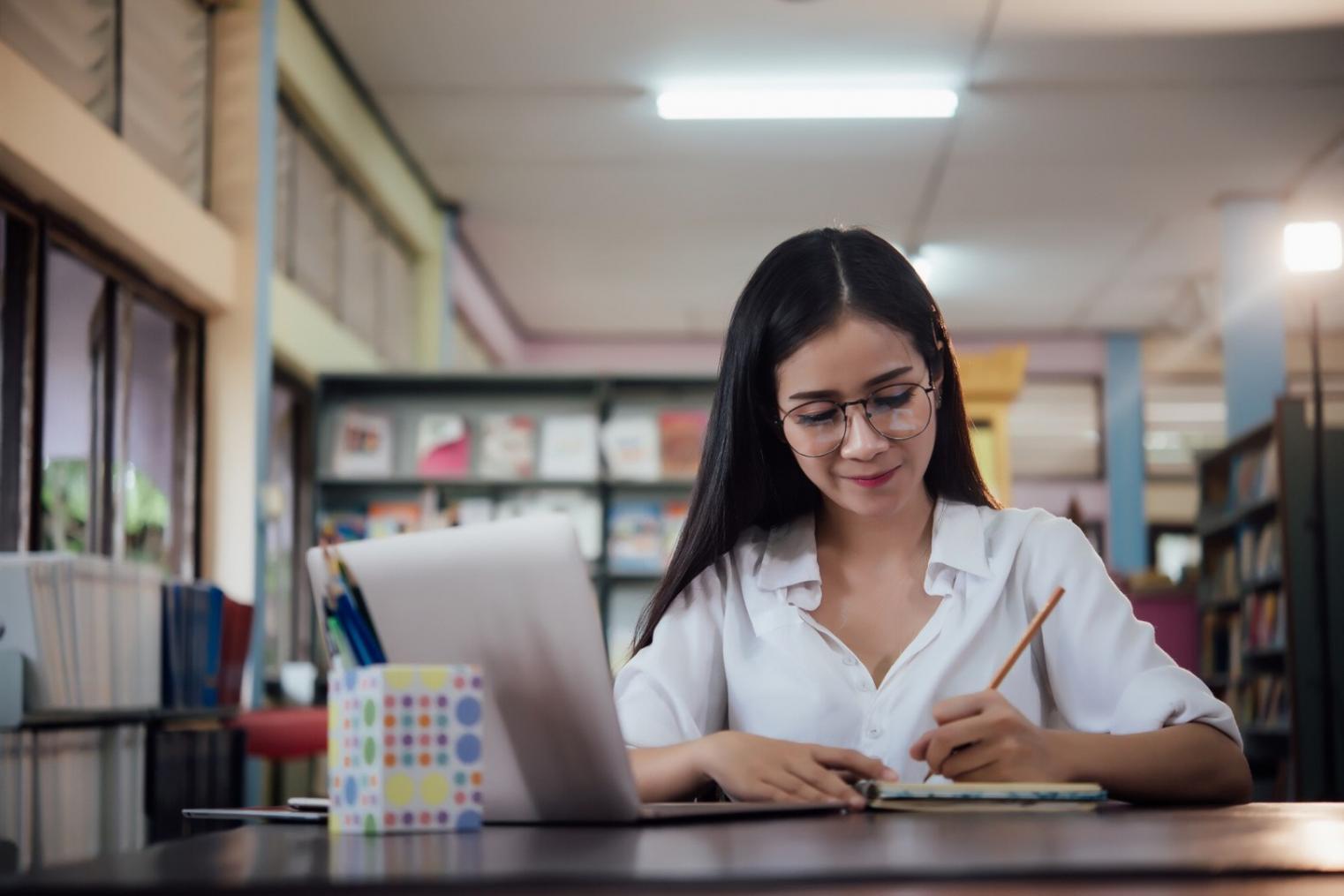 Suasana workshop trading saham Guidanxx dengan peserta yang sedang belajar analisis chart