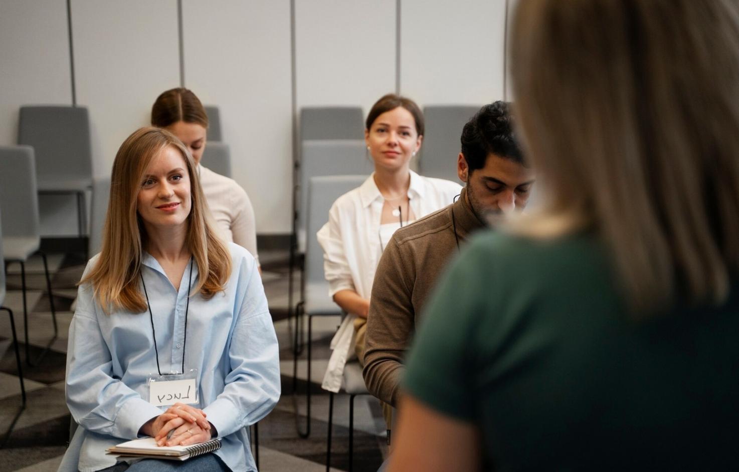 Sesi pembelajaran analisis fundamental saham dengan studi kasus perusahaan aktual