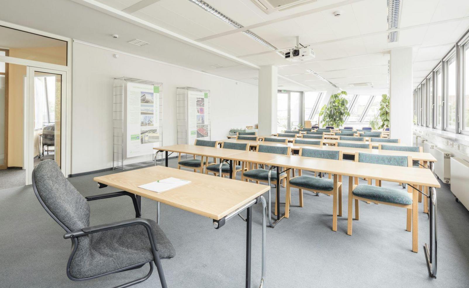 Peserta program sedang berlatih analisis teknikal dengan data pasar real-time